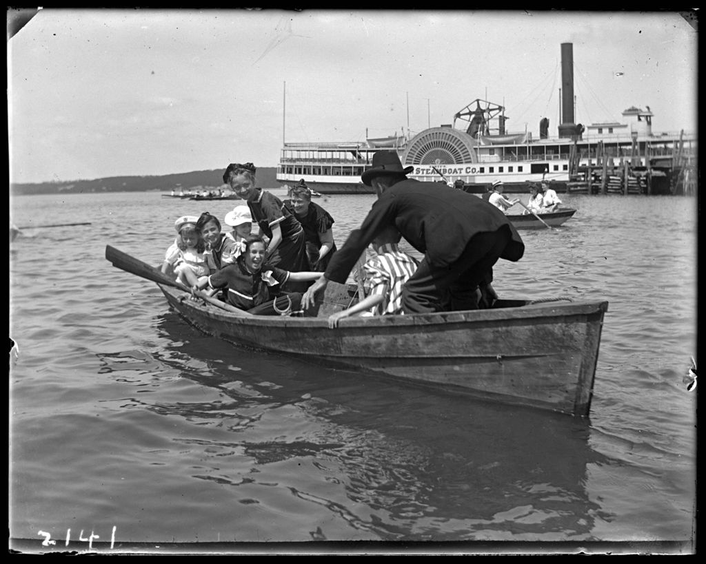 Daytrippers on Hudson River