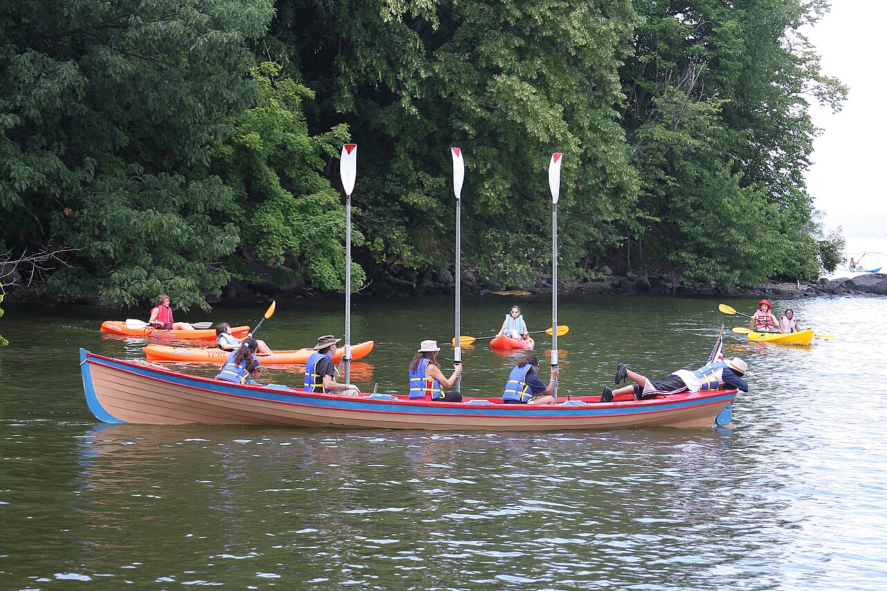 Kayak on the Hudson River (2615207740).jpg