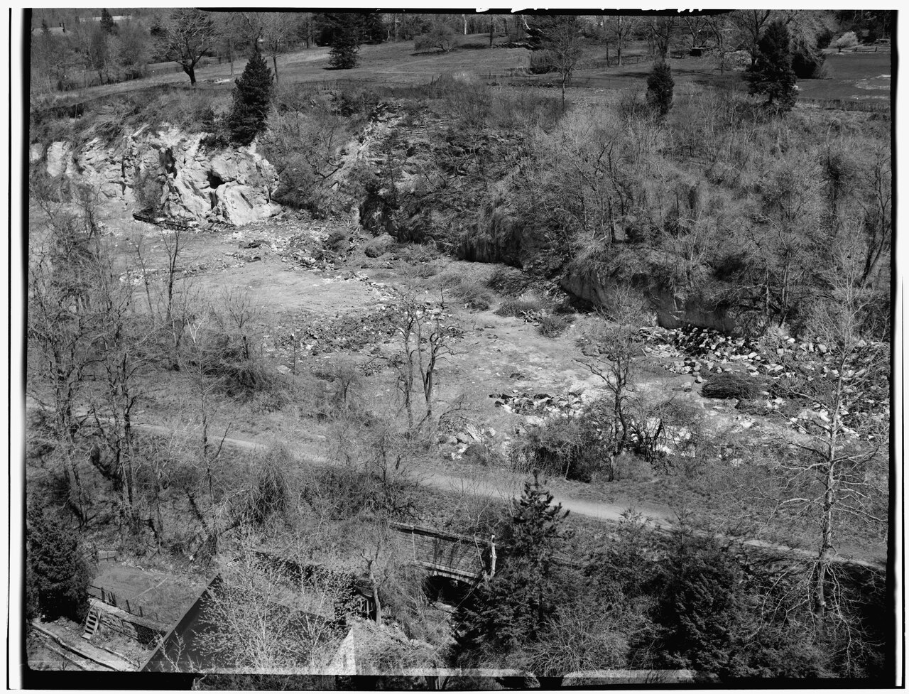 AERIAL VIEW SHOWING AQUEDUCT RIGHT-OF-WAY PASSING OVER RAILROAD LINE FROM STONE QUARRY. TRACKS ARE GONE BUT RIGHT-OF-WAY IS STILL VISIBLE. - Old Croton Aqueduct, Quarry Railroad HAER NY,60-HAST,1A-2.tif
