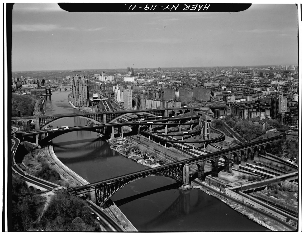 AERIAL VIEW OF HIGH BRIDGE. STEEL SPAN AT CENTER OF BRIDGE WAS ERECTED IN 1923 TO AID NAVIGATION ON THE HARLEM RIVER. - Old Croton Aqueduct, Harlem River Crossing, Spanning HAER NY,3-BRONX,12A-11.tif
