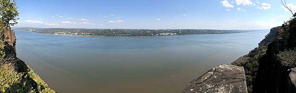 2024-10-07 14 58 23 Panoramic view across the Hudson River towards Dobbs Ferry and Hastings-on-Hudson and Yonkers in New York from the cliffs just south of State Line Lookout in Palisades Interstate Park in Alpine, New Jersey