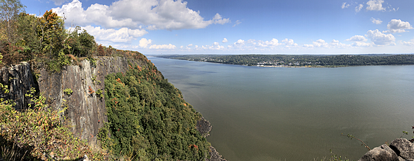 2024-10-07 12 13 37 Panoramic view east-northeast across the Hudson River towards Dobbs Ferry and Hastings-on-Hudson in New York from State Line Lookout within Palisades Interstate Park in Alpine, New Jersey