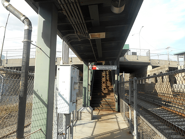 Ludlow MNRR Station; GCT-bound Staircase-2