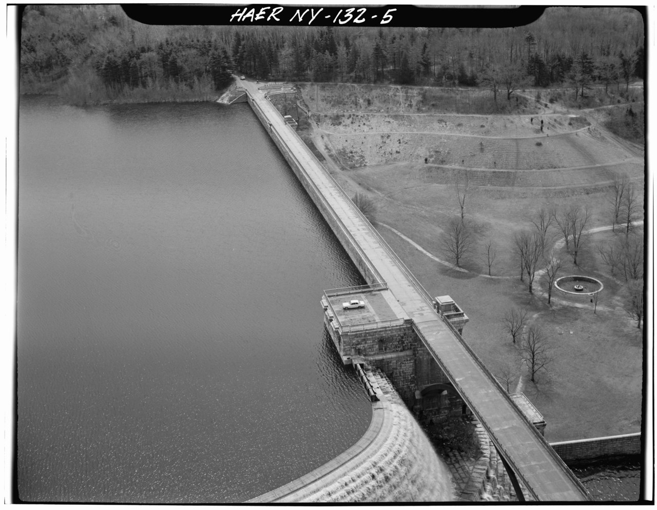 General view of upstream face (reservoir full) with spillway in foreground - New Croton Dam and Reservoir, Croton River, Croton-on-Hudson, Westchester County, NY HAER NY,60-CROTOH.V,1-5.tif