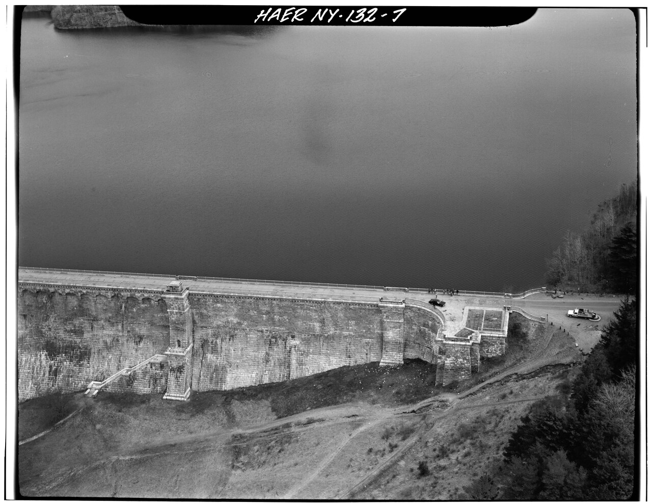 Detail view of downstream face at non-spillway abutment - New Croton Dam and Reservoir, Croton River, Croton-on-Hudson, Westchester County, NY HAER NY,60-CROTOH.V,1-7.tif