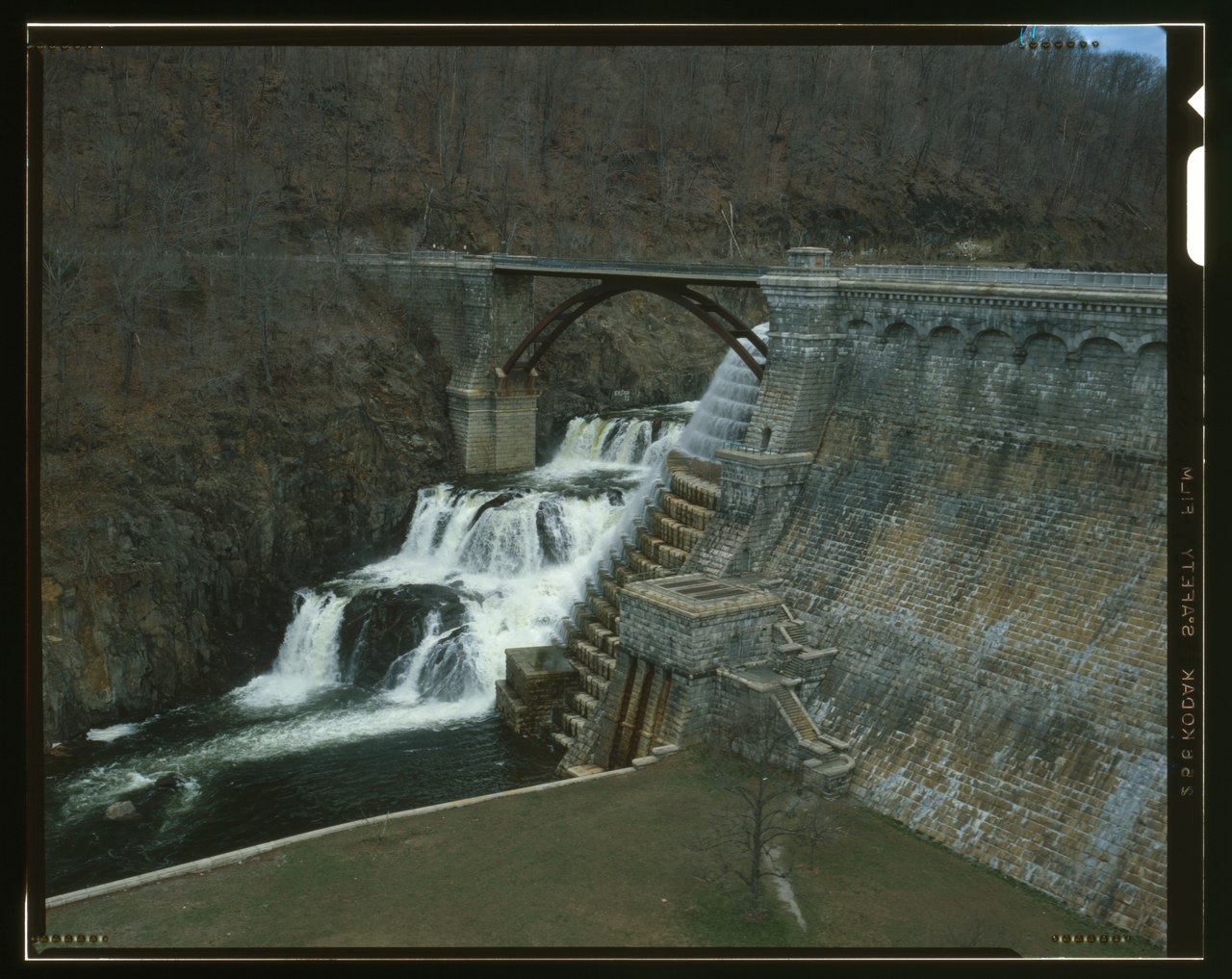 DETAIL VIEW OF DOWNSTREAM FACE AT CENTRAL PORTION OF DAM - New Croton Dam and Reservoir, Croton River, Croton-on-Hudson, Westchester County, NY HAER NY,60-CROTOH.V,1-25 (CT).tif