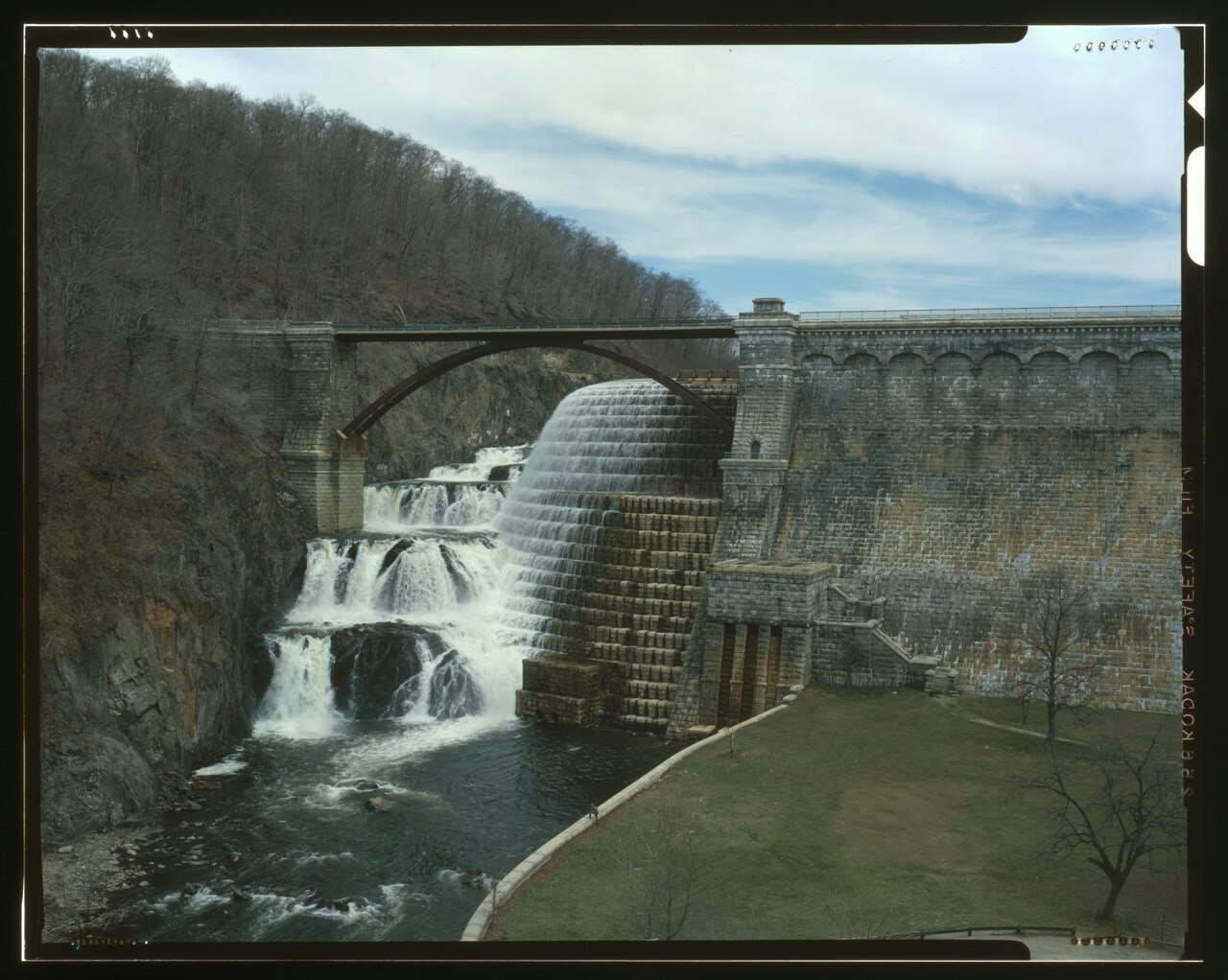 DETAIL VIEW OF DOWNSTREAM FACE AT CENTRAL PORTION OF DAM - New Croton Dam and Reservoir, Croton River, Croton-on-Hudson, Westchester County, NY HAER NY,60-CROTOH.V,1-26 (CT).tif
