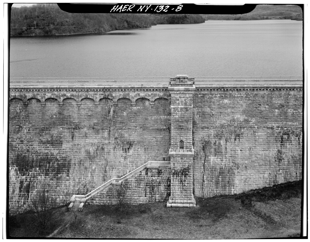 Detail view of downstream face at central portion of dam - New Croton Dam and Reservoir, Croton River, Croton-on-Hudson, Westchester County, NY HAER NY,60-CROTOH.V,1-8.tif