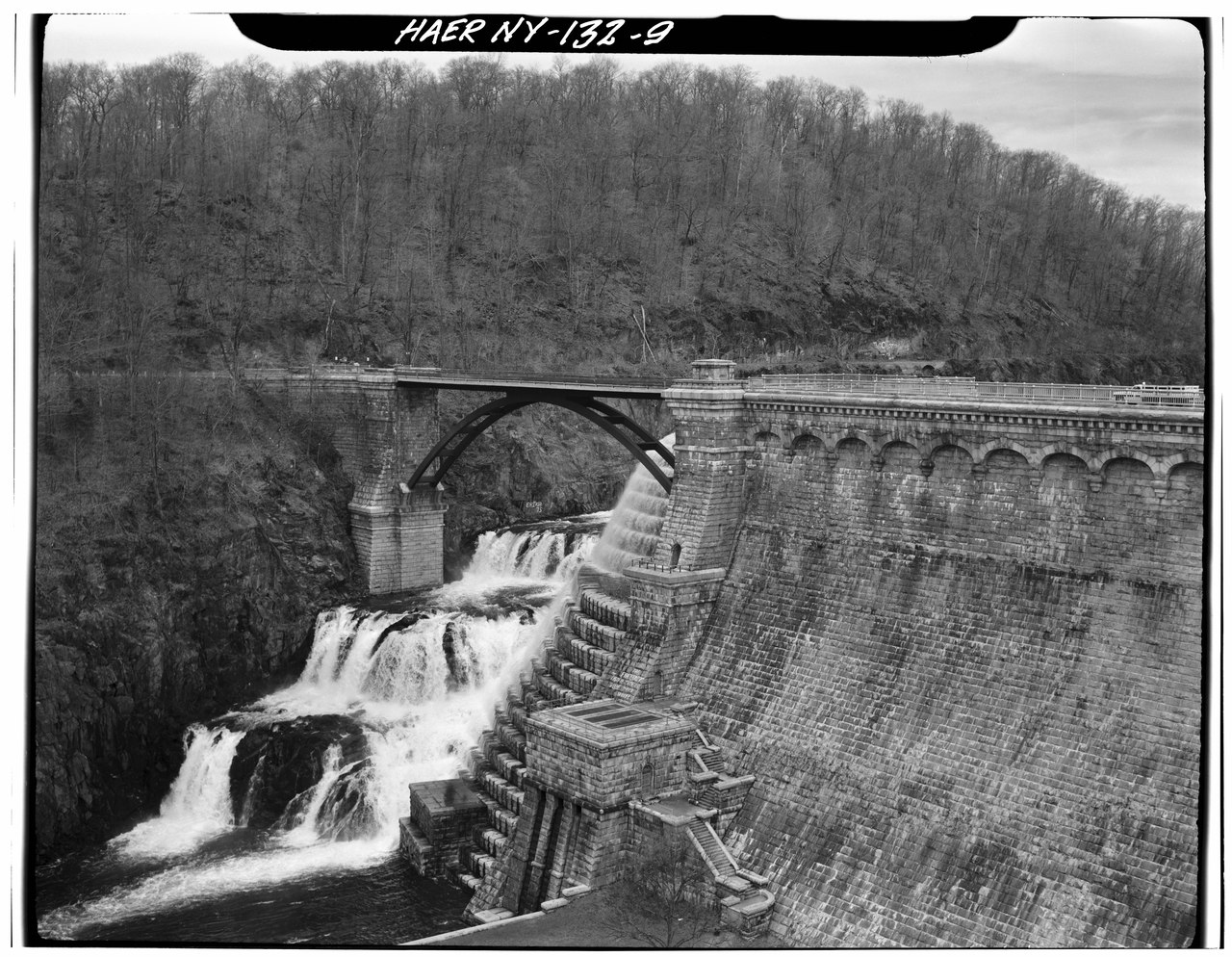 Detail view of downstream face showing spillway at left - New Croton Dam and Reservoir, Croton River, Croton-on-Hudson, Westchester County, NY HAER NY,60-CROTOH.V,1-9.tif