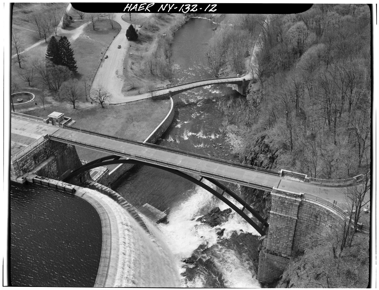 Detail view of spillway (in foreground) and Croton River (in background) - New Croton Dam and Reservoir, Croton River, Croton-on-Hudson, Westchester County, NY HAER NY,60-CROTOH.V,1-12.tif