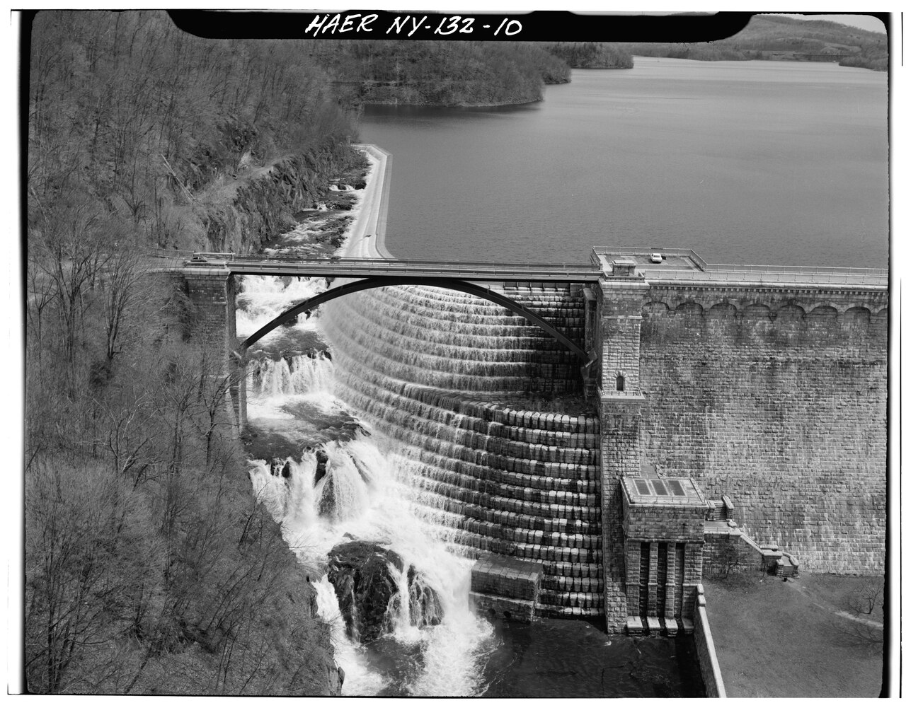 Detail view of spillway looking upstream perpendicular to dam axis - New Croton Dam and Reservoir, Croton River, Croton-on-Hudson, Westchester County, NY HAER NY,60-CROTOH.V,1-10.tif