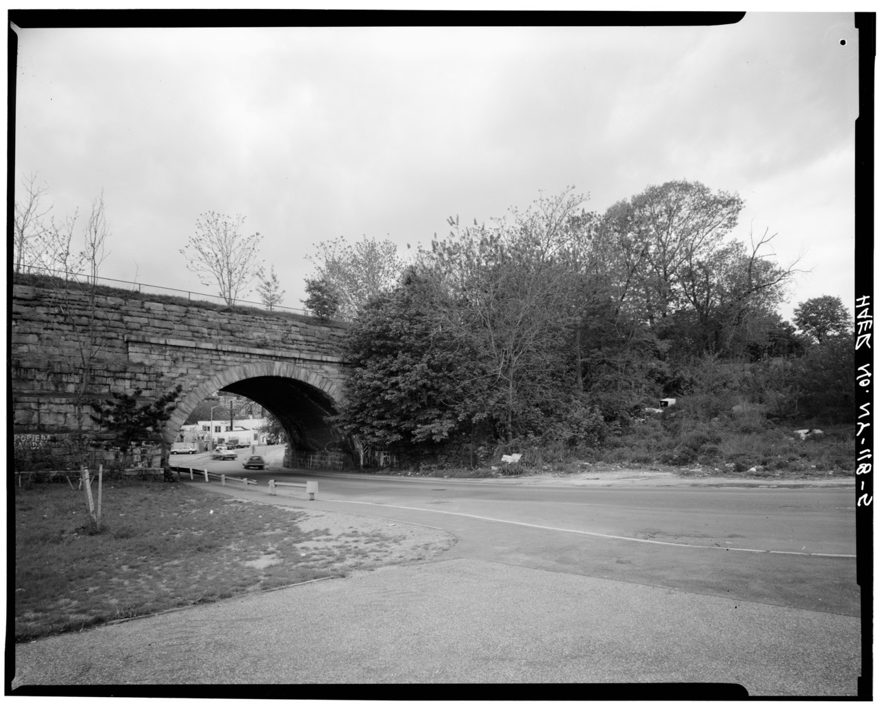 ARCH OVER NEPPERHAN AVENUE, NORTH SIDE, FROM EAST - Old Croton Aqueduct, Saw Mill River Culvert, Spanning Nepperhan Avenue, Yonkers, Westchester County, NY HAER NY,60-YONK,1A-5.tif