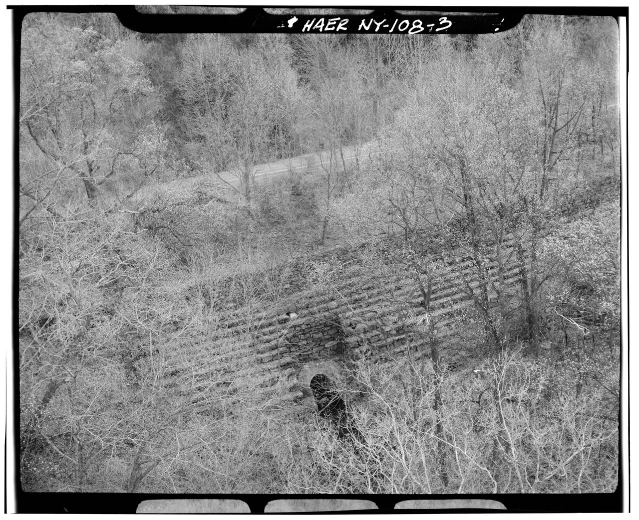 AERIAL VIEW SHOWING INDIAN CREEK CULVERT. - Old Croton Aqueduct, Indian Creek Culvert, Reservoir and Quaker Bridge Roads, Crotonville, Ossining, Westchester County, NY HAER NY,60-CROTV,1A-3.tif