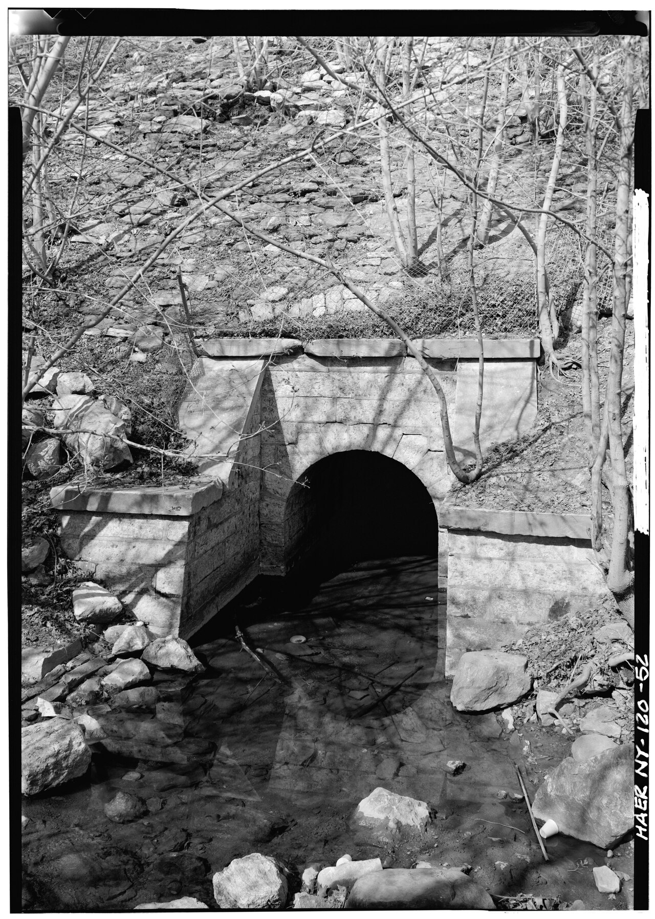 HALES BROOK CULVERT IN OSINING. - Old Croton Aqueduct, New York, New York County, NY HAER NY,31-NEYO,87-52.tif
