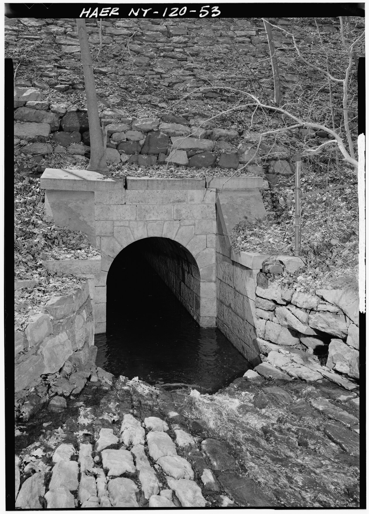 RIDERS BROOK CULVERT, JUST NORTH OF SCARBOROUGH RD., BETWEEN OSSINING AND TARRYTOWN. - Old Croton Aqueduct, New York, New York County, NY HAER NY,31-NEYO,87-53.tif