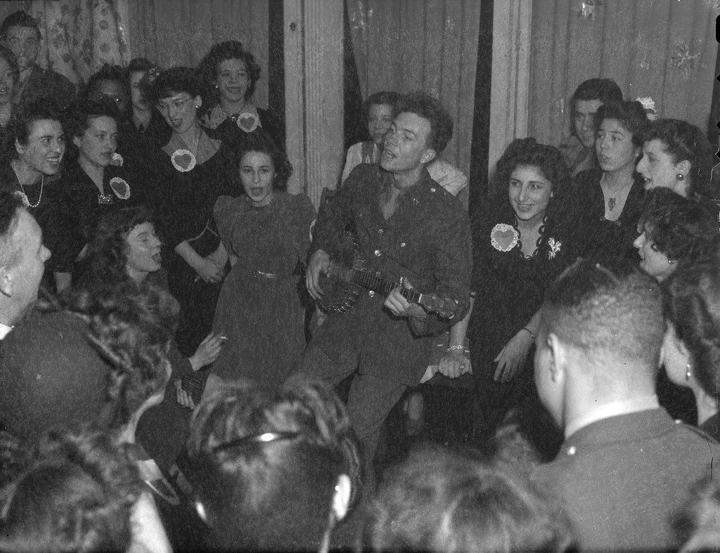 Pete Seeger by Joseph A. Home, 1944 (LOC)