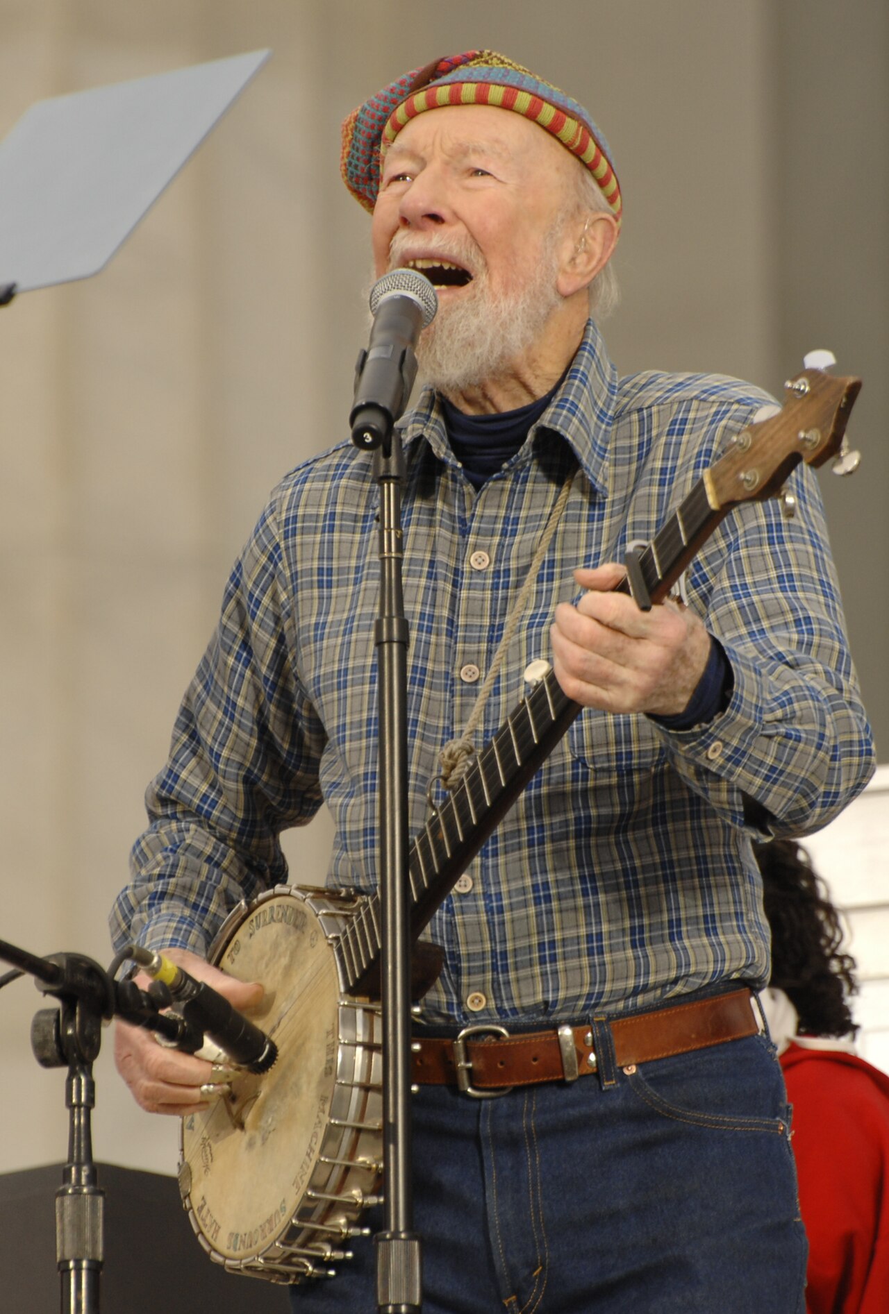 Pete Seeger sings (cropped).JPG